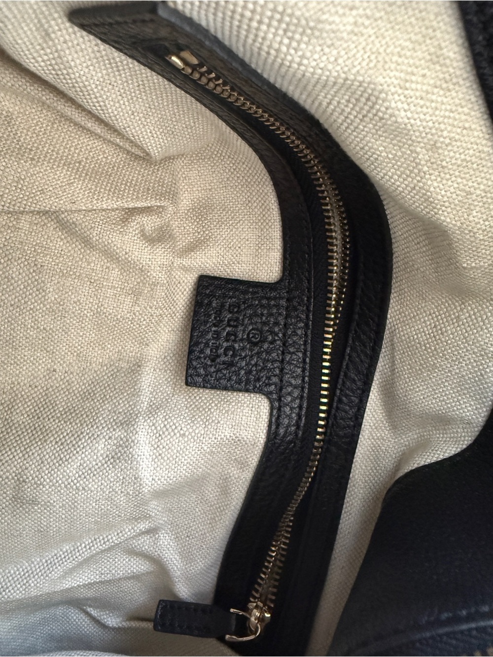 Gucci Black Pebbled Leather Shoulder Bag with Embossed Logo - Picture 4 of 6
